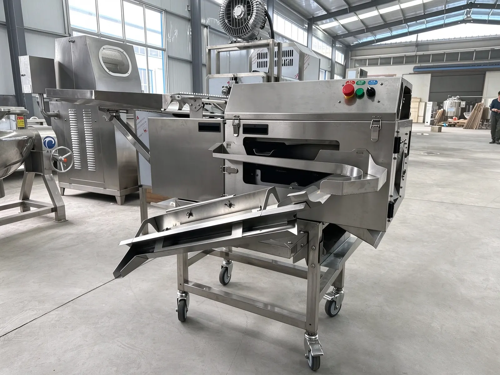Chain-type egg breaking machine