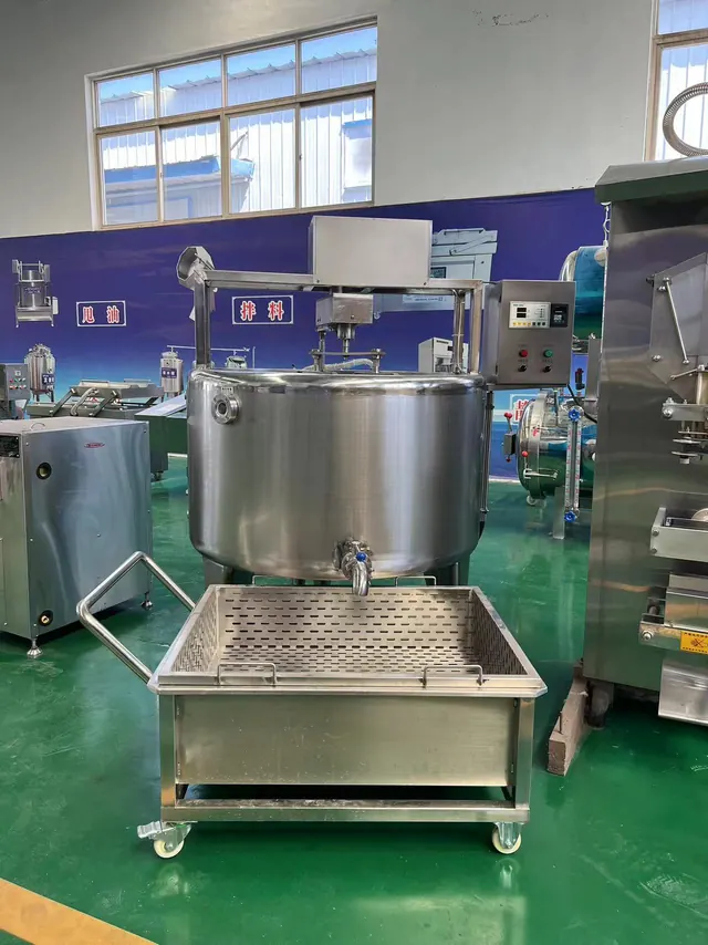 Cheese vat with whey drainage trolley