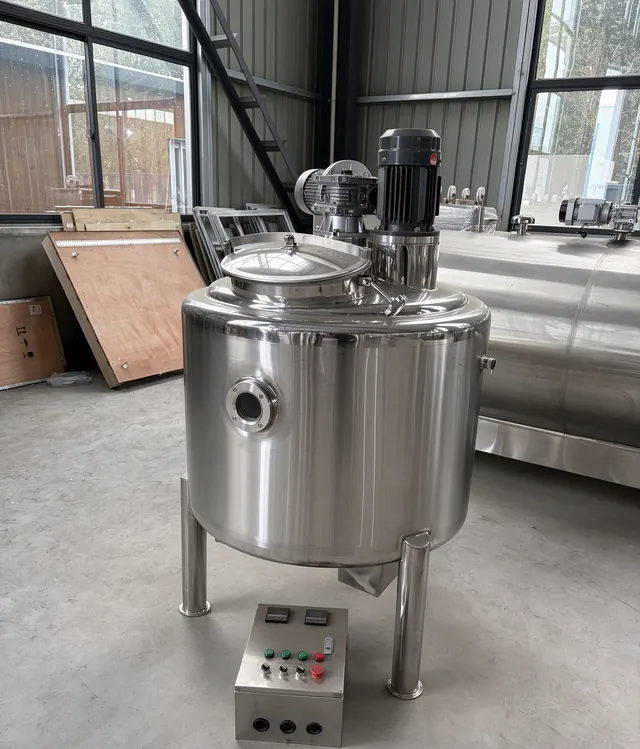 Mixing tank with top-mounted agitator