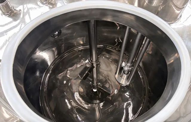 Tank interior with agitator