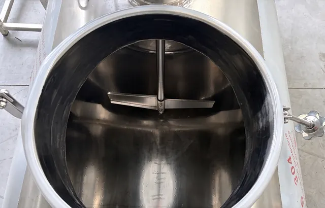 Tank interior and agitator
