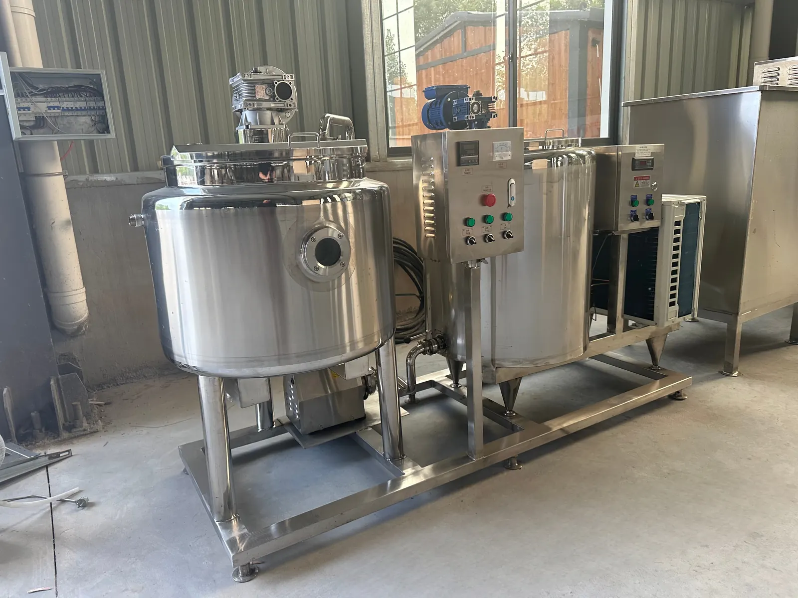 Batch pasteurizing tank with control box