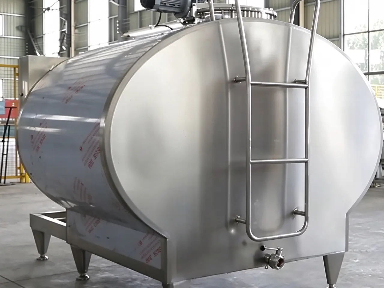Horizontal milk cooling and storage tank