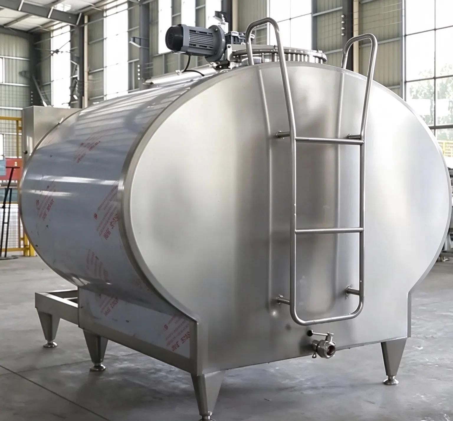 Horizontal milk cooling and storage tank